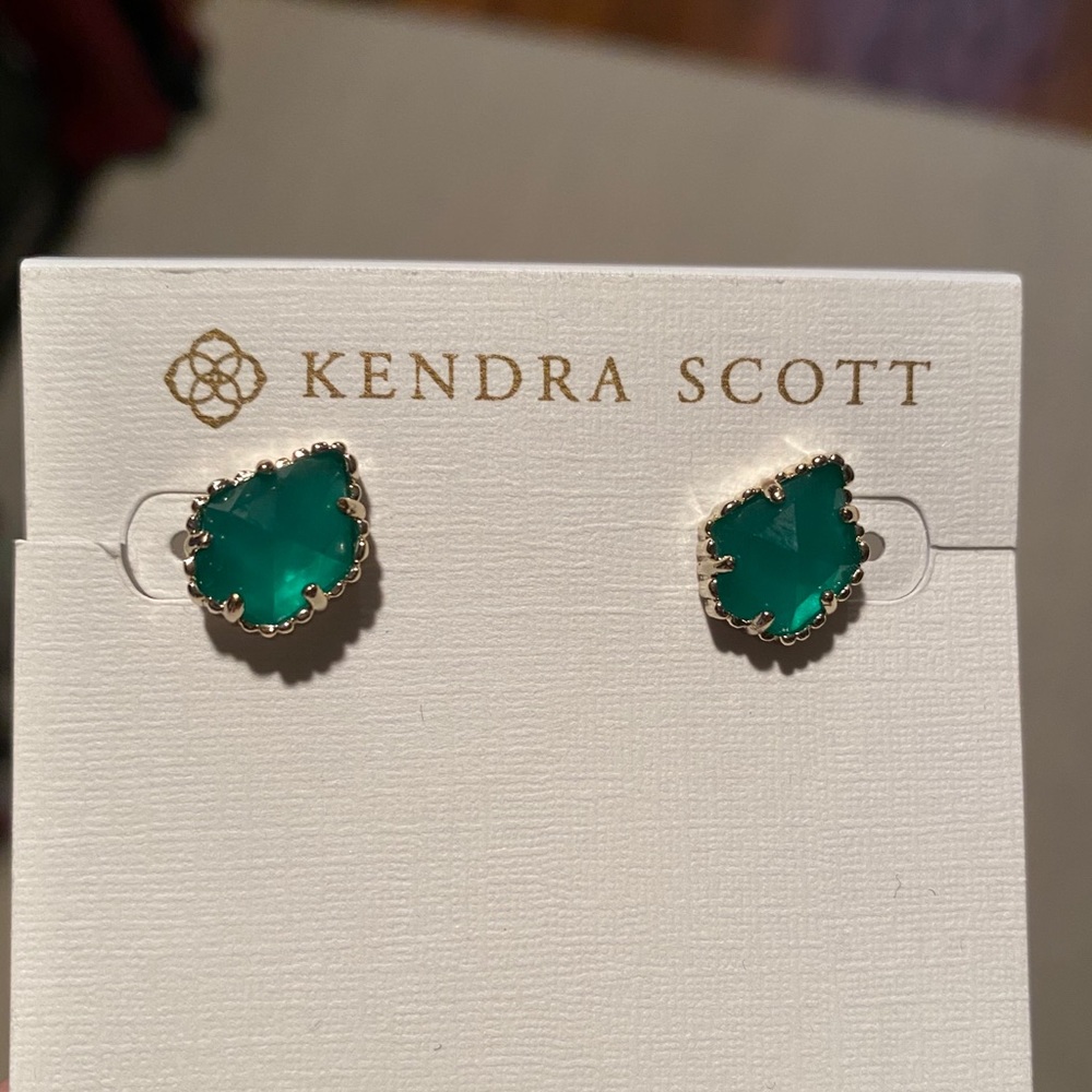 NWT Kendra Scott Tessa Gold Stud Earrings Emerald